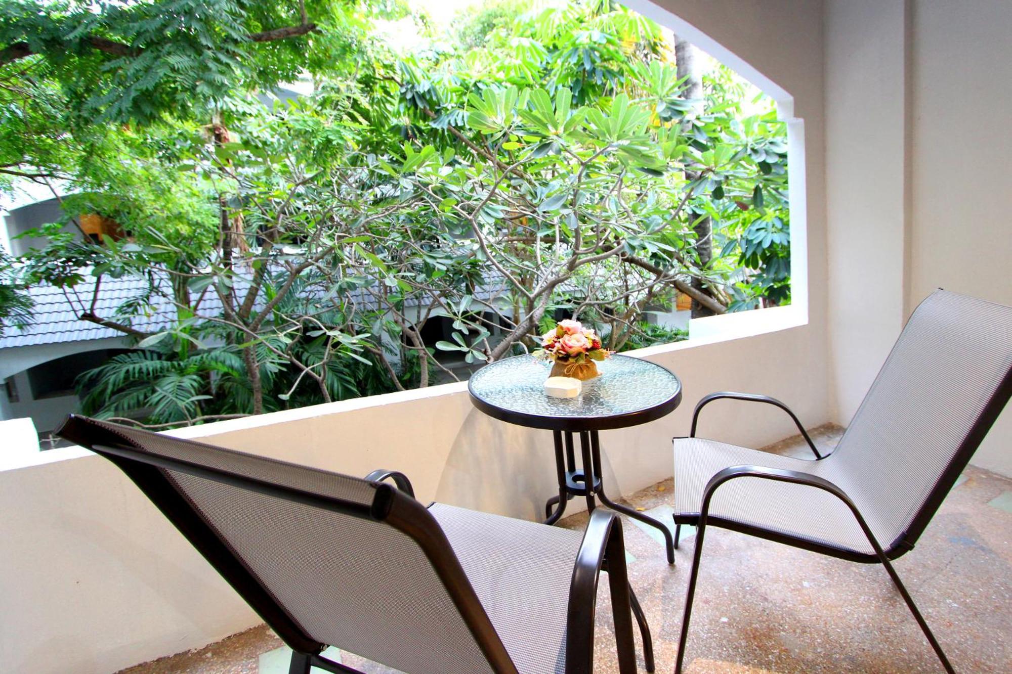 Pooh Beach Resort & Spa Pantai Jomtien Bagian luar foto