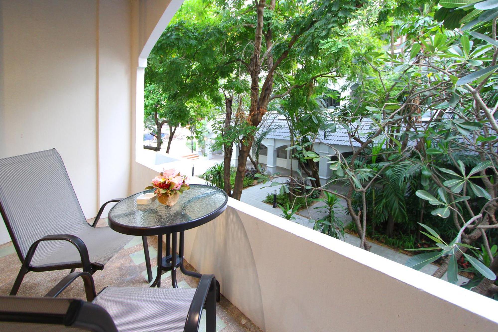 Pooh Beach Resort & Spa Pantai Jomtien Bagian luar foto