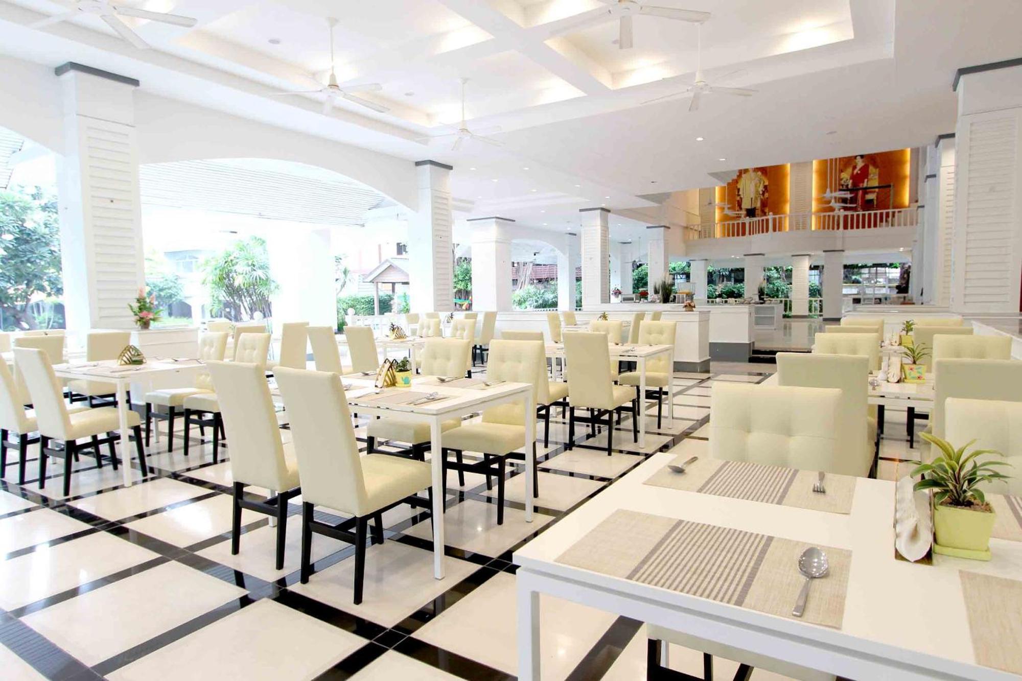 Pooh Beach Resort & Spa Pantai Jomtien Bagian luar foto