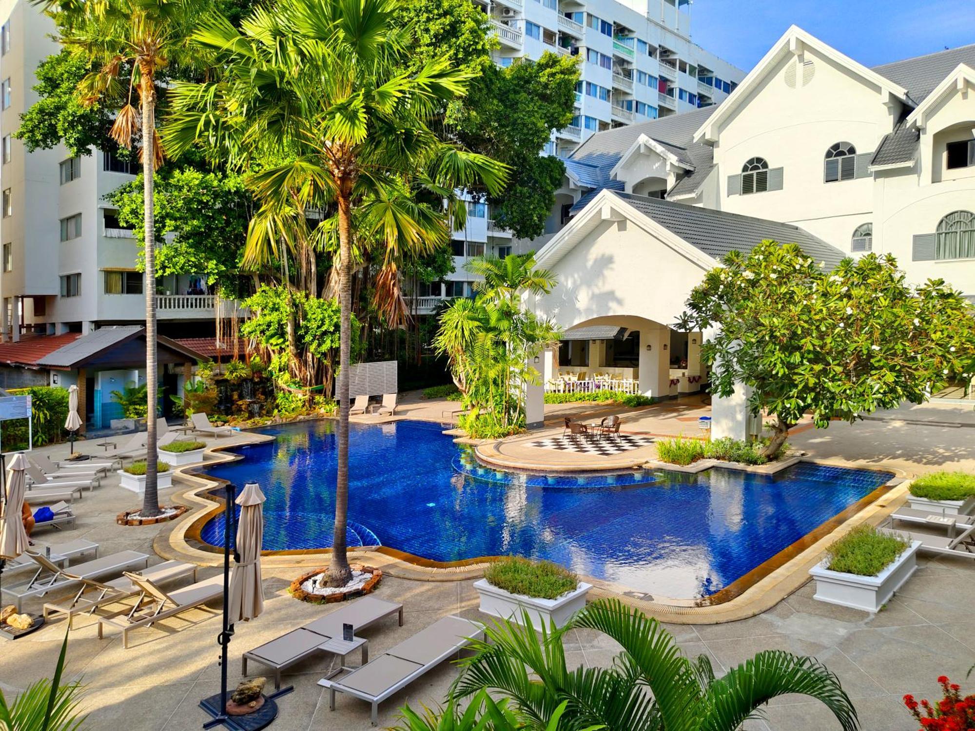 Pooh Beach Resort & Spa Pantai Jomtien Bagian luar foto