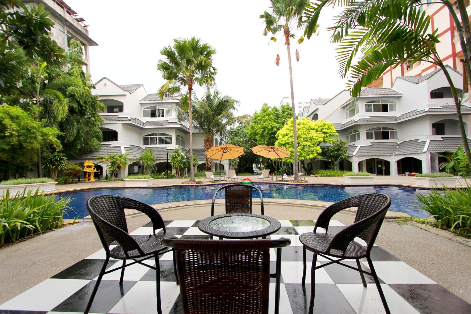 Pooh Beach Resort & Spa Pantai Jomtien Bagian luar foto