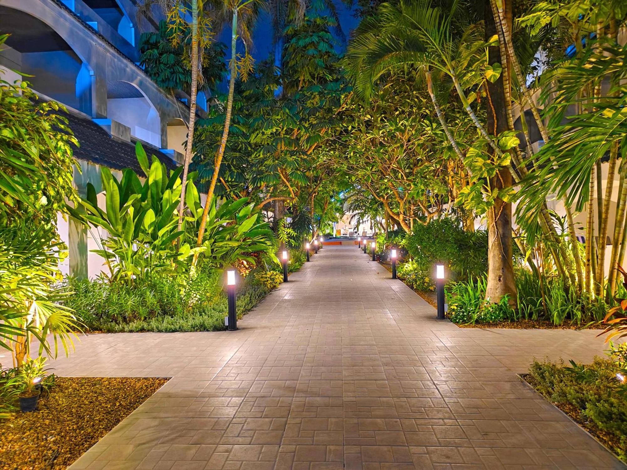 Pooh Beach Resort & Spa Pantai Jomtien Bagian luar foto